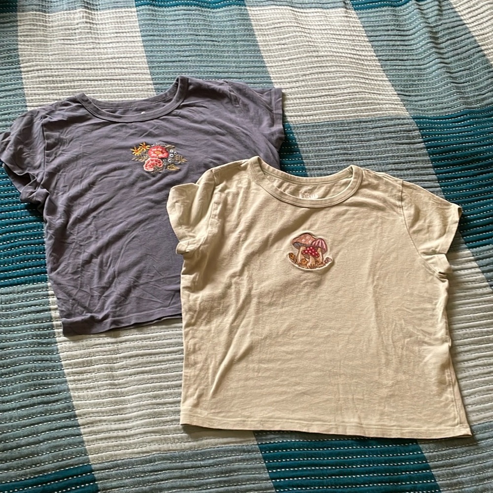 Hollister 2 short sleeve crop tees sage with mushrooms & blue with flowers